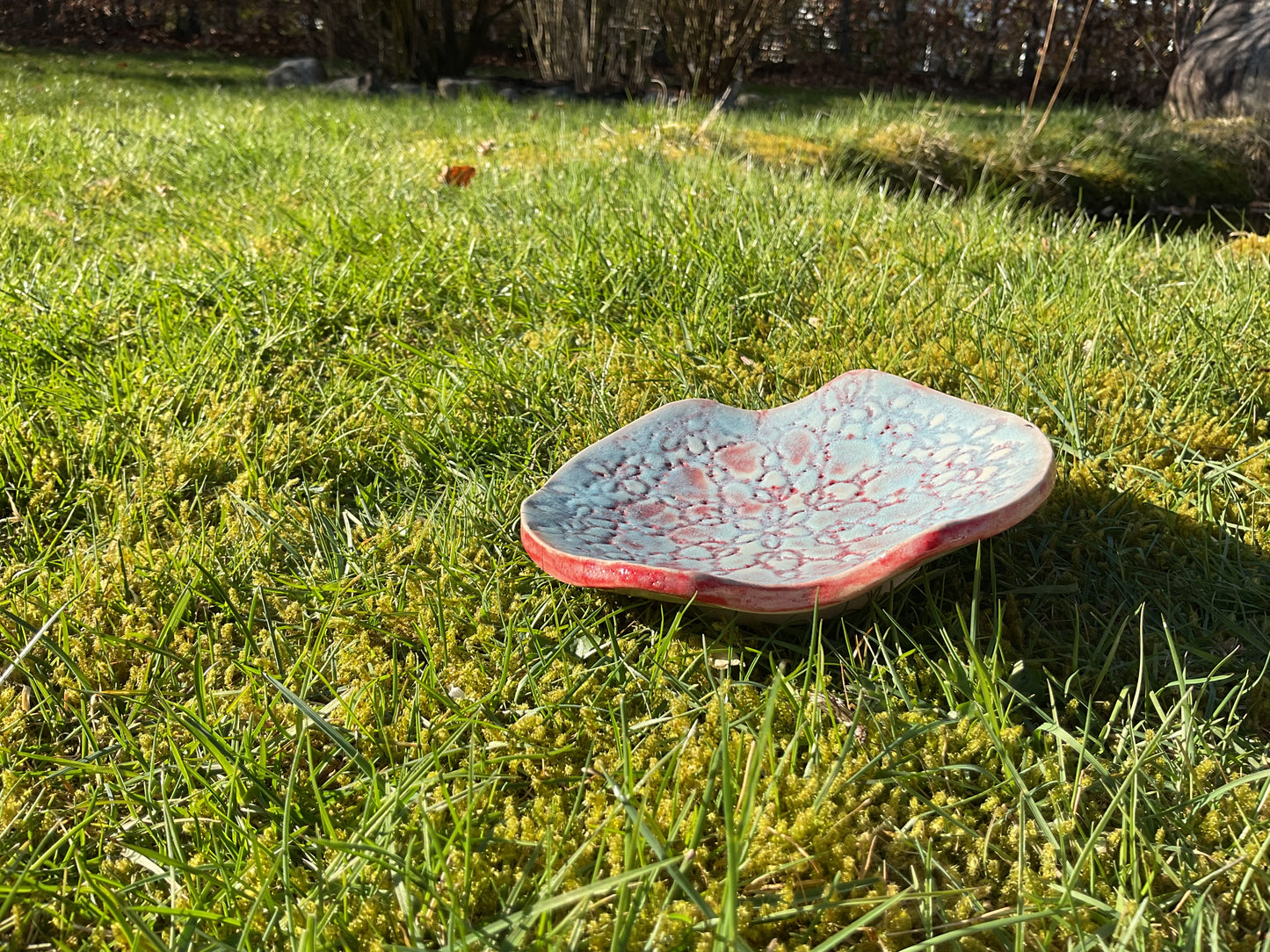 Håndlaget skål med blomsterdekor i blått og delikat rødt