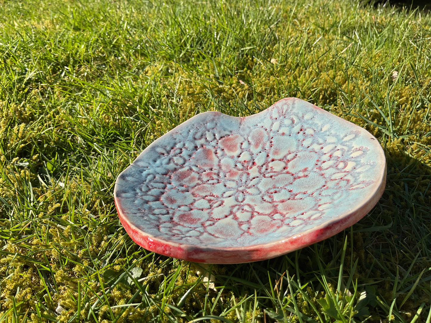 Håndlaget skål med blomsterdekor i blått og delikat rødt