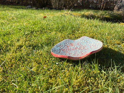 Håndlaget skål med blomsterdekor i blått og delikat rødt