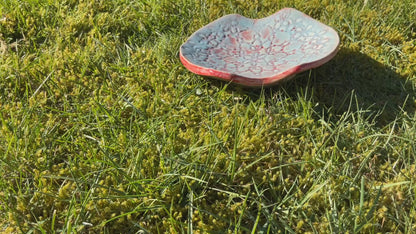 Håndlaget skål med blomsterdekor i blått og delikat rødt