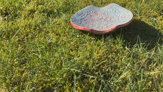 Håndlaget skål med blomsterdekor i blått og delikat rødt
